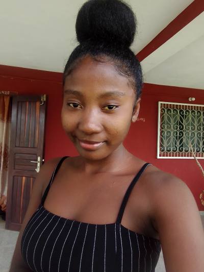 Lorenna 22 ans Antsiranana Madagascar