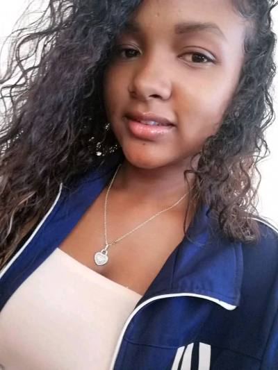 Adriana 22 ans Antananarivo Madagascar