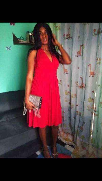 Lauraine 33 ans Yaoundé Cameroun