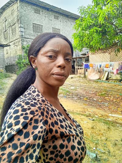 Guylene 27 ans Oyem Gabon