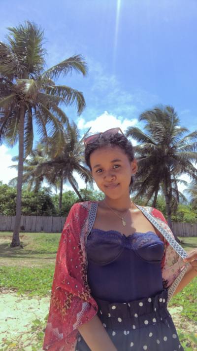 Louise 24 ans Antalaha Madagascar