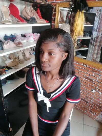 Lina 26 Jahre Douala Cameroun