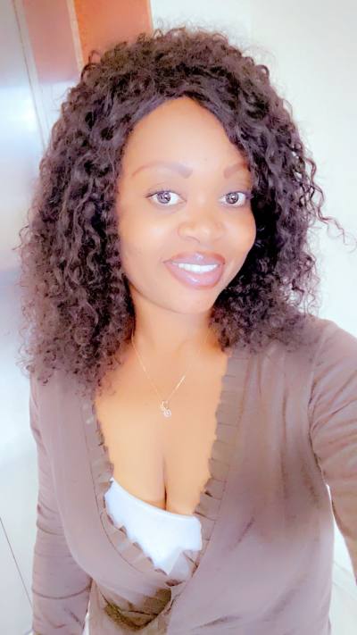 Perla 33 ans Lyon France