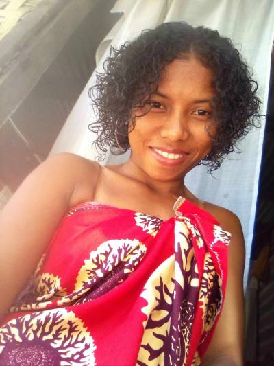 Stephanie 24 Jahre Antalaha  Madagaskar