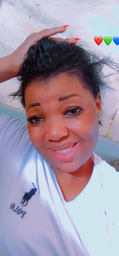 Elisa 35 ans Coiffeuse Cameroun